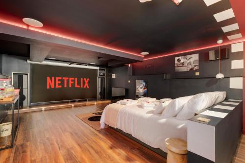 Plateau de Haye Apartment | Cinema Room haut de gamme avec balnéothérapie