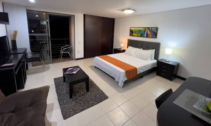 Manrique Apartment | Cinnamon 703 · Queen Bed, Fast-Wifi, Netflix, Balcony w/ view