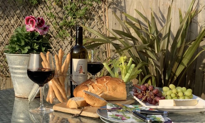 Deal House | Cinque Ports Snug - parking, mins to sea and golf