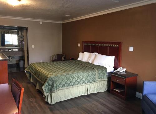 Corona Hotel | Circle City Inn