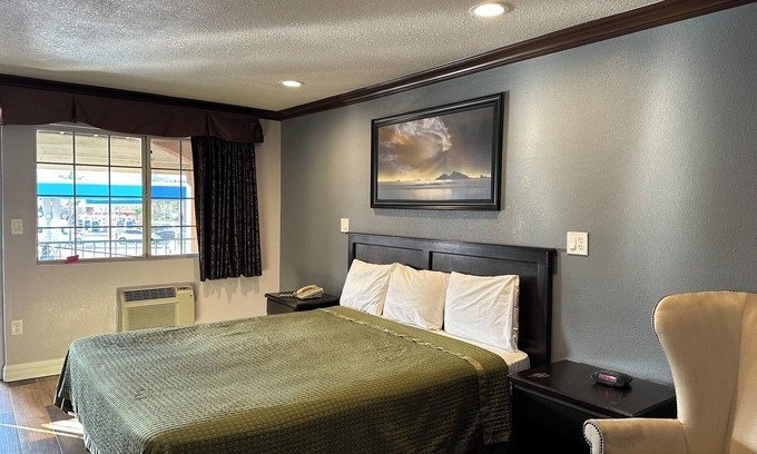 Corona Hotel | Circle City Inn