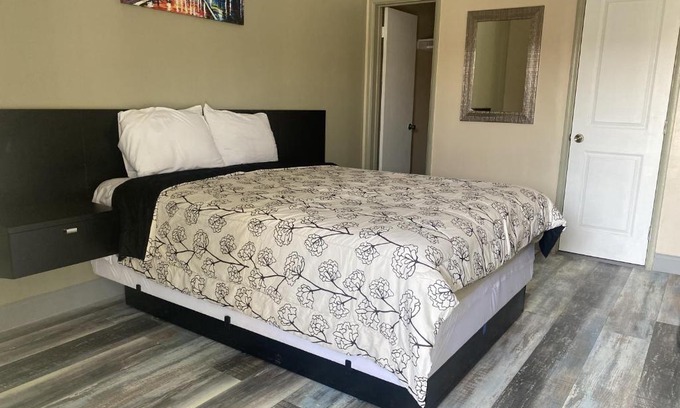 Five Points Northeast Hotel | City Center Motel - Oxnard