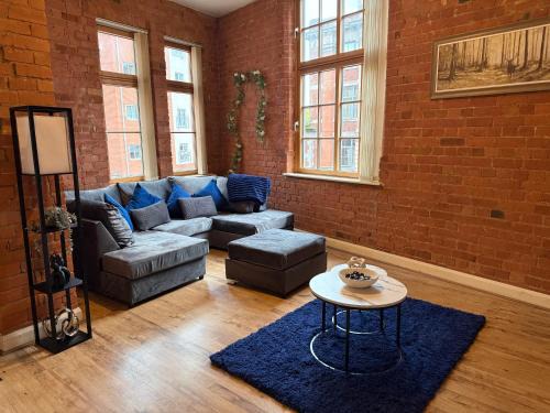 Leicester Apartment | City Centre 2-Bed, 2 Balconies, 65 Inch TV, Free Parking, Coffee Machine, Netflix