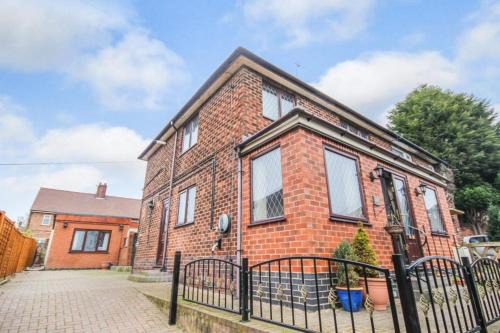Nottingham House | City Centre Semi-Detached-House