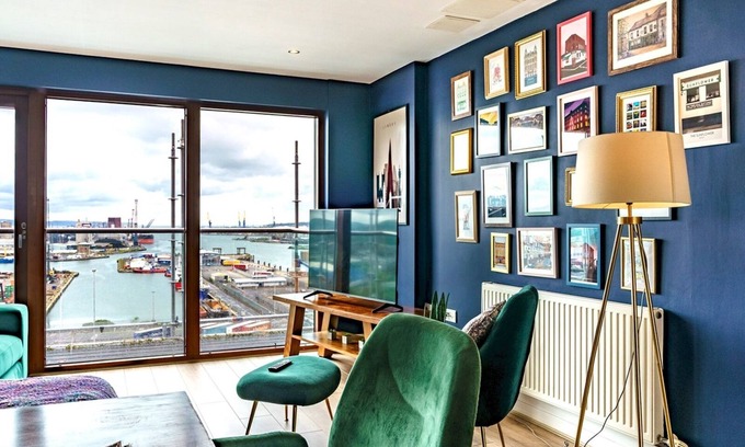 Belfast Apartment | City Centre | Top Floor w/Balcony & Sunset Views | Pass the Keys