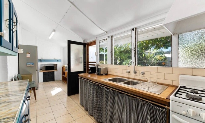 Bowden House | City Fringe Vintage Charm: 2BR Retreat - Bowden