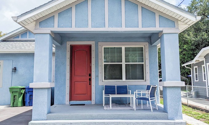 East Tampa House | City getaway modern house