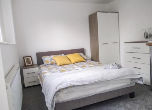 Corby House | City Vacations Ensuite Rooms & tv