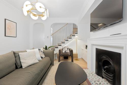 Woolloomooloo Apartment | City-View Retreat with Tranquil Rooftop Spa