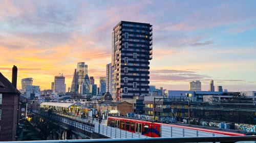 Shadwell Bed & Breakfast | City view Sunset Luxurious Apartment in London Zone-1 Including one Family twin Room with its Own Stunning Private Terrace