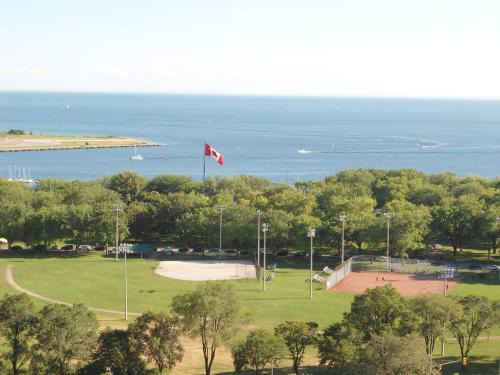 Fort York Apartment | City View Towers - Steps to CN Tower - Pool & Hot tub - Free Parking