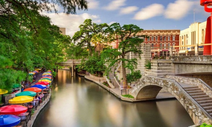 Historic Garderns House | City View! Walk 2 AlamoDome/RiverWalk. Spurs game!