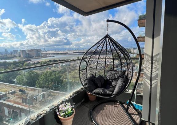 Royal Docks Apartment | Cityscape Serenity: 10th Floor Oasis near City Airport, Excel & 02