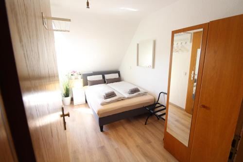 Ulm Hotel | CityStayOne - Kleines Standardzimmer im Zentrum für eine einfache Übernachtung No kitchen no hotel services no reception no breakfast buffet - Of course Late check-in via self check-in high-speed WiFi smart TV good mattresses a quick and easy check-out