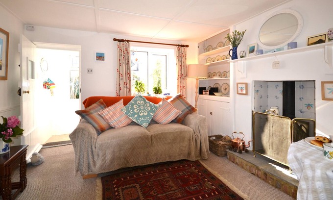 Hythe Cottage | Claire's Cottage - a cottage that sleeps 2 guests in 1 bedroom