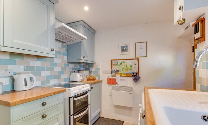 Hythe House | Claire's Cottage - One Bedroom House, Sleeps 2