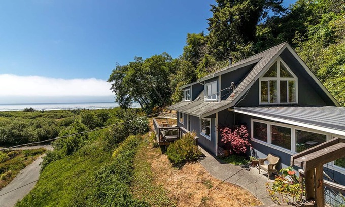 McKinleyville House | Clam Beach Cottage - New, spectacular ocean view stay!