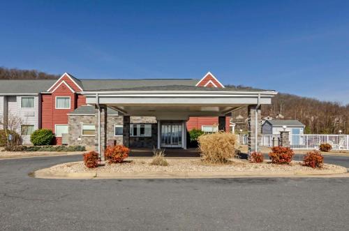 Staunton Hotel | Clarion Pointe Staunton East