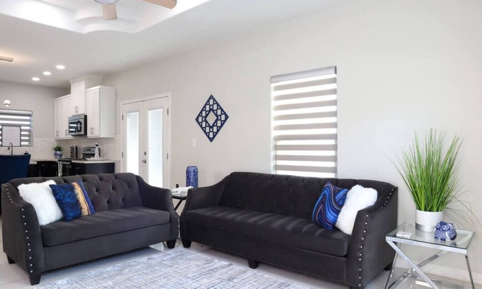 Edinburg Apartment | Clase Azul Executive Suite