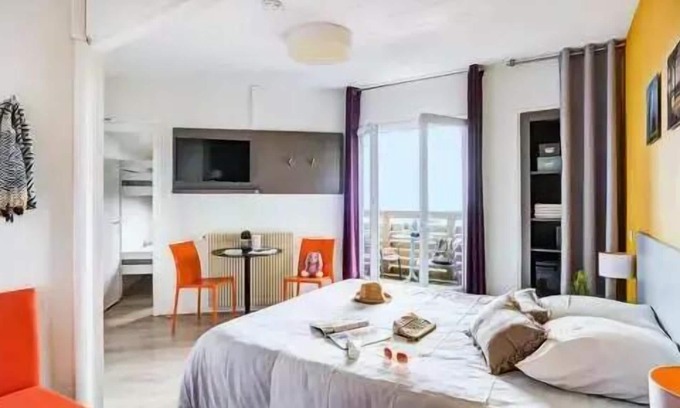 Besse-et-Saint-Anastaise Apartment | Classic 1 Bedroom 3 Adults and 2 Children with Balcony
