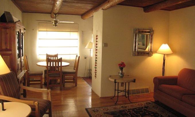 Tyrone House | Classic 1940's Adobe.Walk or Bike To Historic Downtown