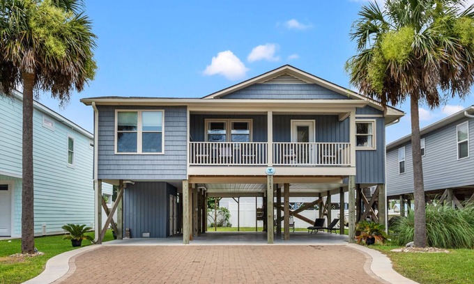 Cherry Grove Beach House | Classic 4BR Cherry Grove home w/elevator, full kitchen & short walk to beach