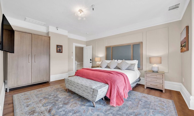 Napa Bed & Breakfast | Classic California King room at bed & breakfast-downtown Napa w/pool & hot tub