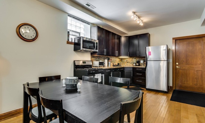 Bucktown Apartment | Classic Chicago with a Twist - Recently Renovated and PET FRIENDLY! by AllSet Turnover