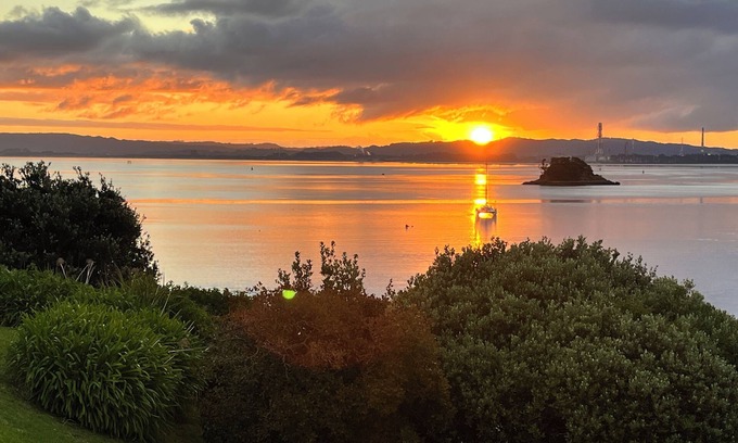 Whangarei Heads Cottage | Classic Kiwi Bach In Blissful Urquhart Bay - Relax and Recharge