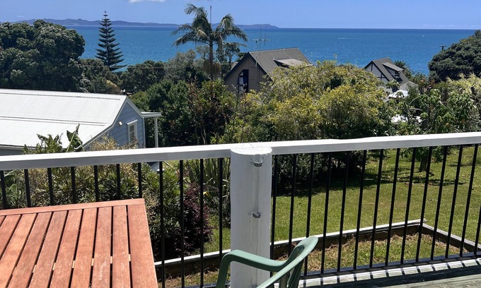 Cable Bay House | Classic kiwi bach in Cable Bay