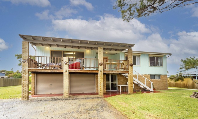 Lancelin House | Classic Lancelin split level 70s beach house with ocean views, sleeps 8