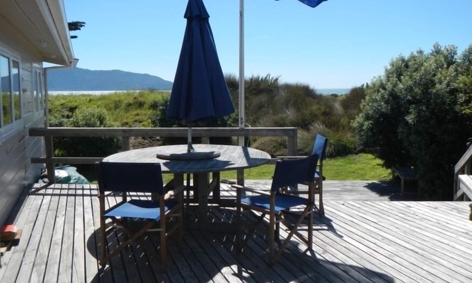 Waikanae House | Classic Lockwood - beach front location