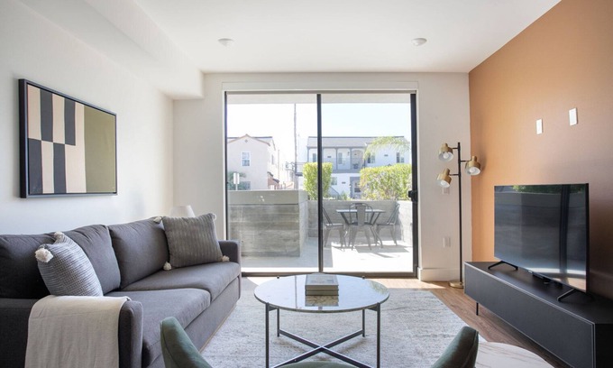 Mid City Apartment | Classic Mid-Wilshire 2BR w/Roof Terrace, nr Shopping, by Blueground
