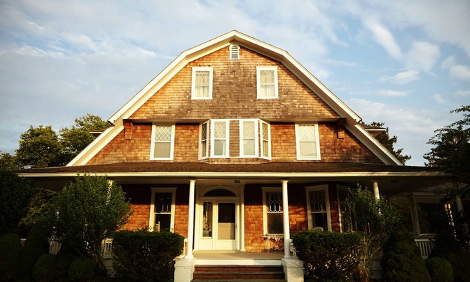 Quogue House | Classic Old Quogue Estate with Pool and AC Short Walk to Beach