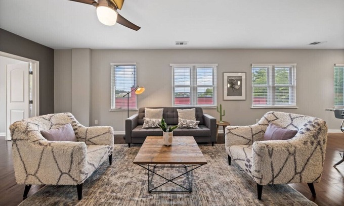 Mount Auburn Apartment | Classy 2BR Condo Near City Centre | OTR, UC, Zoo