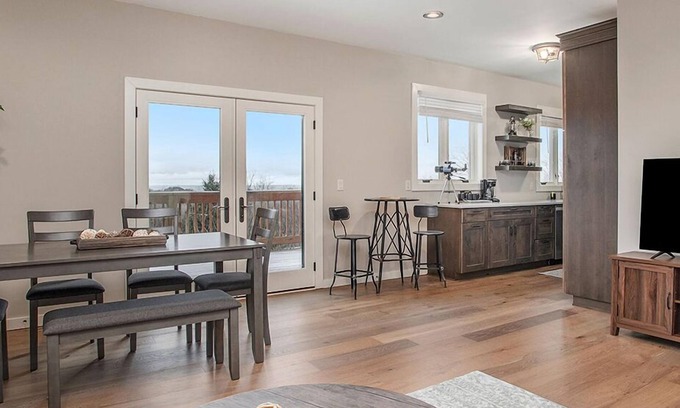 Stevensville Condo | Classy Cabin | Beaches | Grand Mere | Wineries