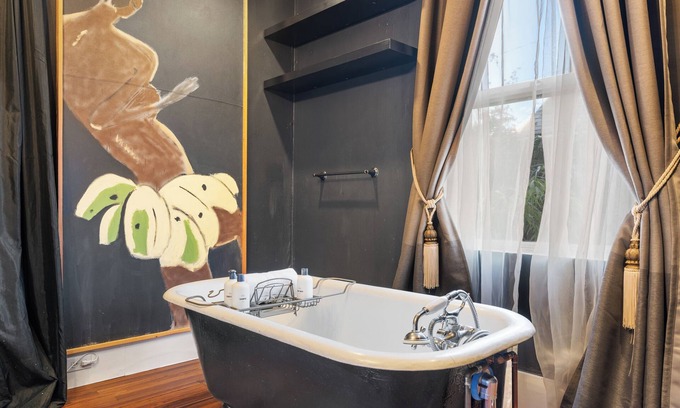 Downtown Vancouver Apartment | Classy Couve Walkable Downtown Apartment