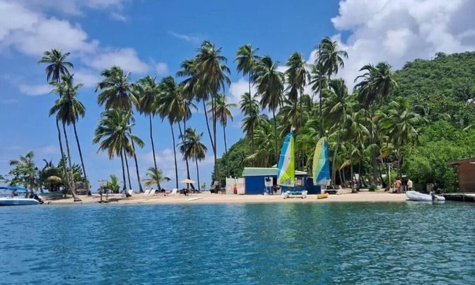 Soufriere Apartment | Clavier's- Aircon- Seaside- Familyfriendly