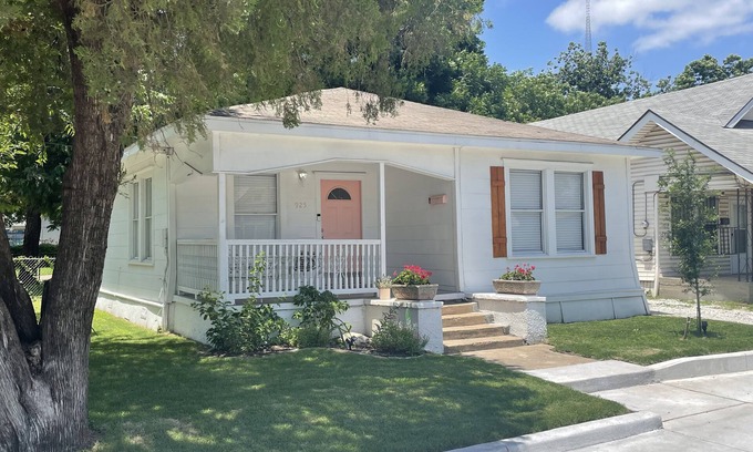 Brazos House | Clay Cottage- Magnolia, Baylor and Downtown Waco