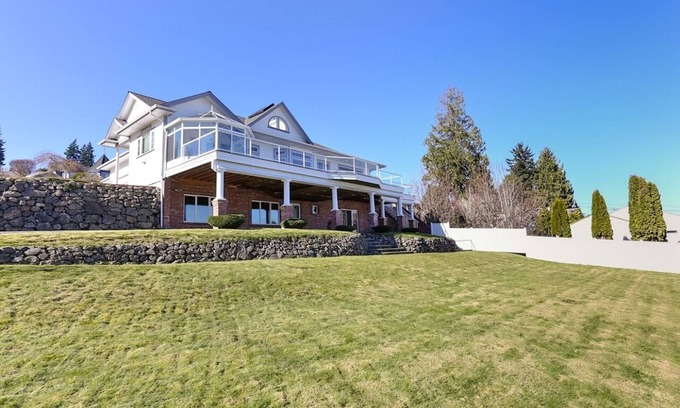 Manchester Apartment | Clean 1 bedroom apartment with commanding view of Seattle.