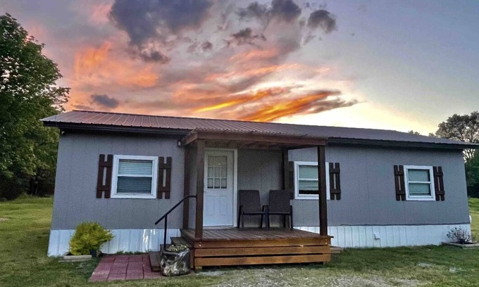 Daisy House | Clean and cozy 3br/2ba country cottage on 8 acres