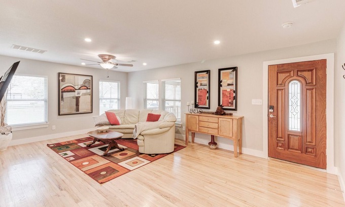 Central Arlington House | "Clean! CLEAN! ! Comfy! ! COMFORTABLE! ! BEST PLACE EVER!" FIVE STARS!n