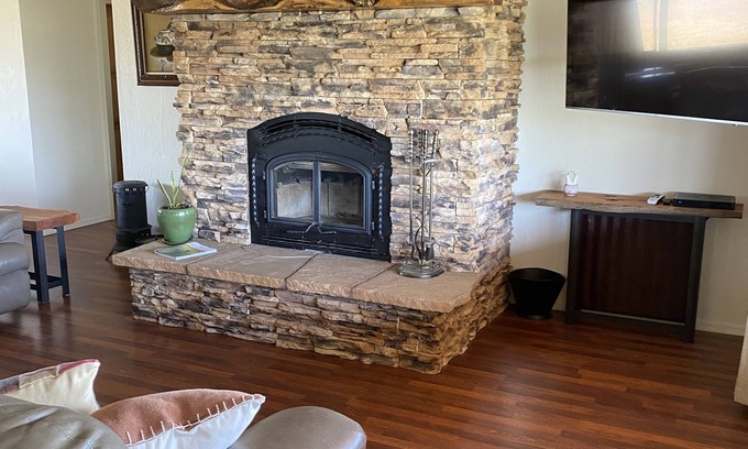 Young House | Clean home with a view, hunt Unit 23 in comfort!