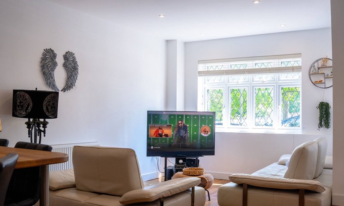 London Borough of Bromley House | Cleave House -3bed/2bath with Garden Stunning Holiday/Contractor Accommodation