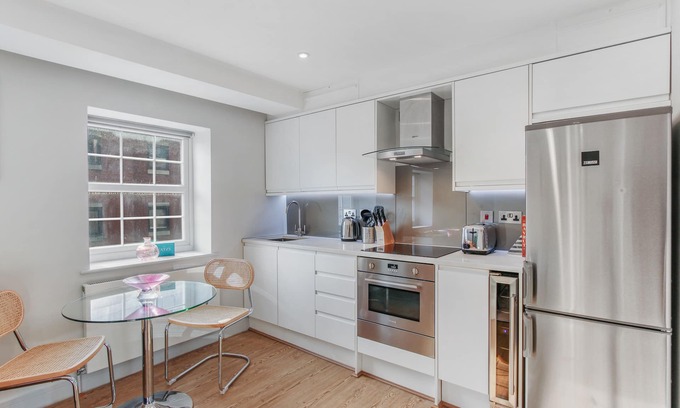 Fitzrovia Apartment | Cleveland Street by Aeria Apartments