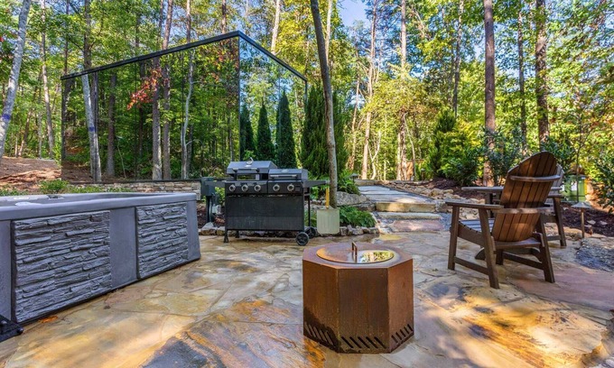 Lupton City Cabin | Cliffside Mirror Cabin