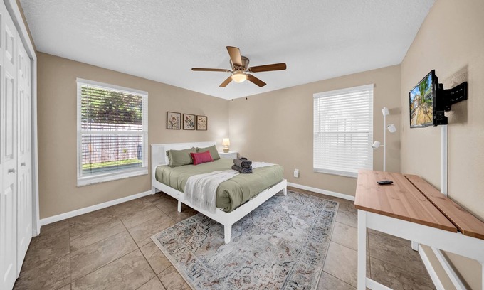 Largo House | Close to beaches, BBQ, workout gear, private yard