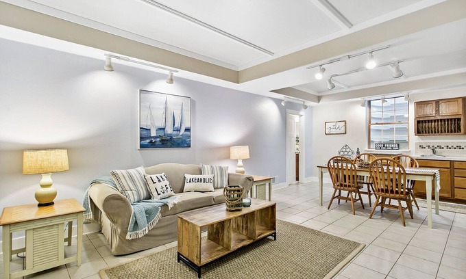 Douglas House | Close to Beaches, Downtown Douglas, & Saugatuck! - Lower Coastal Carriage House