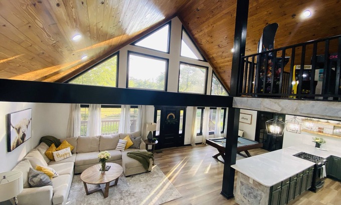 Hampstead House | Close to Beaches, Renovated, Self Check-In & Firepit