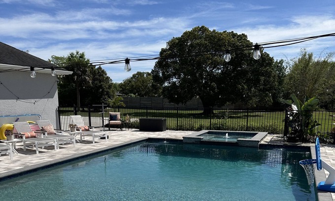St. Cloud House | Close to Disney and Beaches, resort style pool area